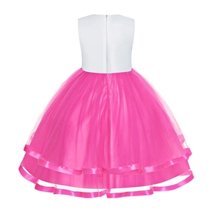 Dettaglio del retro di un abito da bambina con cerniera invisibile e strati di tulle