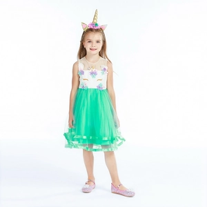 Détail de robe licorne de Noël avec fleurs 3D et jupon en tulle vert multicouche