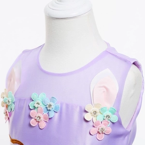 Détails de la robe violette pour fille avec fleurs 3D, perles et oreilles de lapin mignon