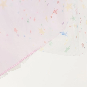 Détail de tulle rose clair avec des étoiles colorées pour robe de princesse d'anniversaire