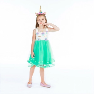 Détail de la robe licorne avec appliques florales 3D colorées et couches de tulle