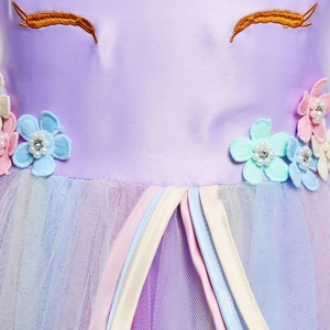 Détails de la taille d'une robe licorne avec fleurs en relief et perles de cristal