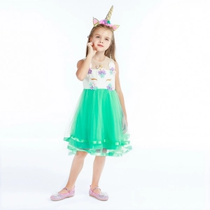 Détail de la robe licorne pour filles avec broderie florale et jupe en tulle multicouche