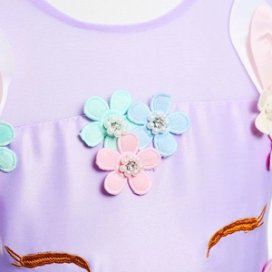Détail du corsage de robe licorne avec fleurs 3D et perles décoratives sur satin