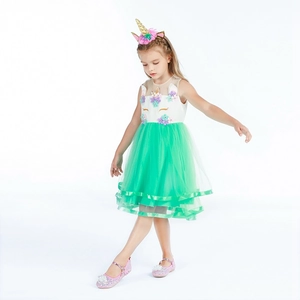 Détail de la broderie licorne sur corsage blanc avec jupe en tulle vert multicouche