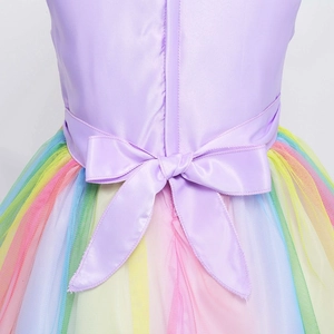 Dettaglio dell'abito arcobaleno da bambina con fiocco in raso e gonna in tulle colorato