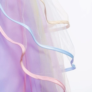 Détail macro du tulle pastel multicouche avec bordure en ruban ondulé élégante
