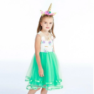 Détails de la robe licorne avec broderie florale et jupon en tulle vert pastel