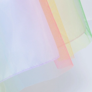 Dettaglio degli strati di tulle arcobaleno e cuciture su vestito da principessa bimba