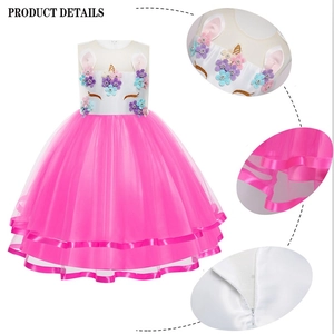 Dettagli del ricamo a unicorno, fiori 3D e gonna in tulle rosa a strati della veste