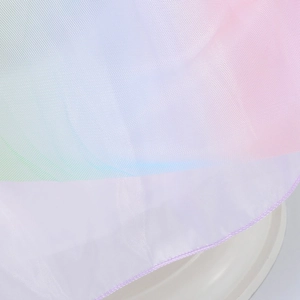 Dettaglio del tessuto a rete arcobaleno con bordi cuciti viola per vestito da festa bambina