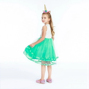 Détail d'une robe de licorne avec bandeau floral et chaussures Mary Jane scintillantes