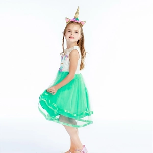 Détail de la robe de princesse licorne avec broderies et jupe en tulle vert