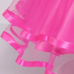 Dettaglio della gonna in tulle rosa vibrante con bordo in raso e strati soffici a balze