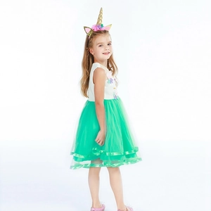 Détail d'une robe licorne pour fille avec jupe en tulle et bandeau fleuri sur fond blanc