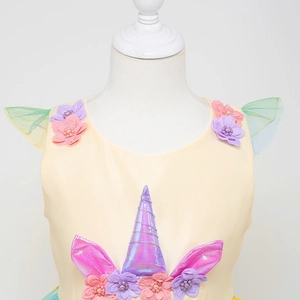 Dettaglio del corpetto unicorno con fiori 3D fatti a mano e maniche in tulle arcobaleno