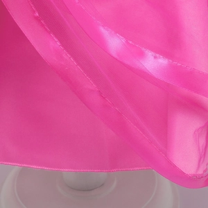 Dettaglio di gonna in tulle fucsia con orlo in nastro di raso per vestito da principessa