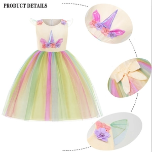Dettaglio del corpino unicorno con fiori 3D e strati di tulle arcobaleno per bambine