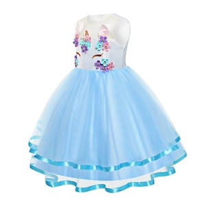 Dettaglio del corpetto unicorno con fiori fatti a mano e gonna tutù in tulle blu
