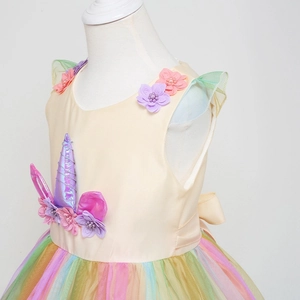 Dettaglio del corpetto dell'abito da unicorno con fiori 3D e strati di tulle arcobaleno