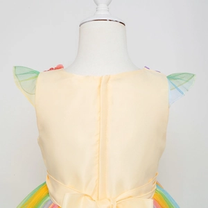 Dettaglio degli strati di tulle arcobaleno e fiocco di raso giallo sul retro dell'abito bimba