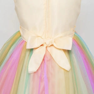 Dettaglio del fiocco in raso sulla schiena e gonna in tulle arcobaleno per abito da principessa