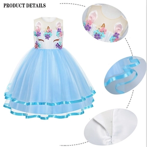 Dettagli dell'abito da unicorno con applicazioni floreali e strati di tulle blu soffice