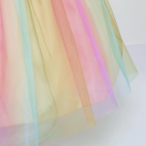Dettaglio degli strati di tulle arcobaleno sulla gonna dell'abito colorato da principessa