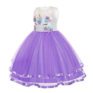 Dettaglio dell'abito da unicorno con ricami floreali e gonna in tulle viola a strati