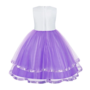 Dettaglio vestito da unicorno per bambine con corpetto bianco e gonna in tulle viola a balze