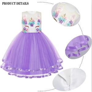 Dettagli abito da unicorno con applicazioni floreali 3D e gonna in tulle a strati viola