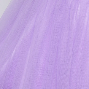 Dettaglio del tessuto in tulle multistrato viola chiaro con maglia fine sull'abito da principessa