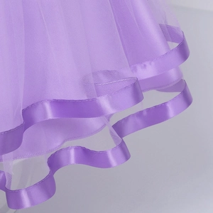 Dettaglio gonna in tulle viola multistrato con bordo in nastro di raso per bambina