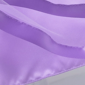 Vista macro del tulle viola lavanda con nastro di raso lucido e cuciture rifinite
