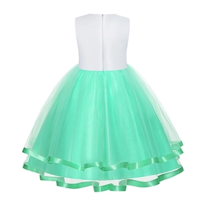 Dettaglio della gonna in tulle a strati verde menta con bordo in raso su abito da bambina