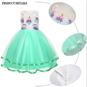 Dettaglio vestito unicorno con fiori 3D e gonna in tulle verde menta a strati