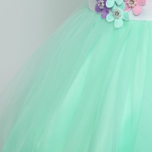 Dettaglio dell'abito in tulle verde menta con applicazioni floreali 3D e perle