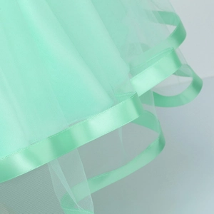 Dettaglio del tutù in tulle verde menta con bordo in nastro di raso e rete sottile