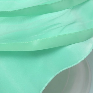 Dettaglio tutù di Natale verde menta con strati di tulle e bordi in nastro di raso