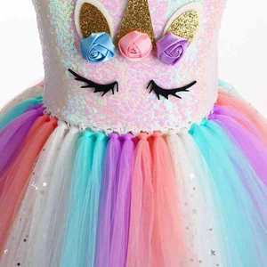 Détail du bustier licorne avec paillettes, fleurs en satin et tulle en maille arc-en-ciel