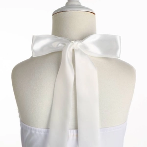 Vue arrière d'un nœud en satin blanc sur une robe de princesse licorne en tulle
