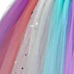 Gros plan du tissu de tulle arc-en-ciel avec décorations de paillettes étoile et lune