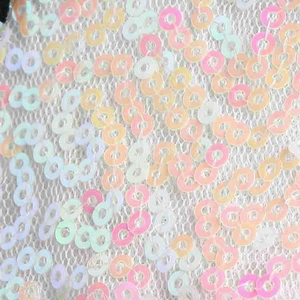Détail de paillettes irisées sur tulle pour une robe de princesse licorne colorée