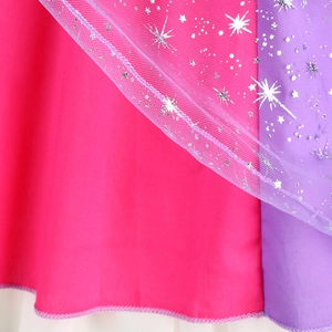 Detailaufnahme von lila Netzstoff mit silbernen Glitzersternen für das Prinzessinnenkleid