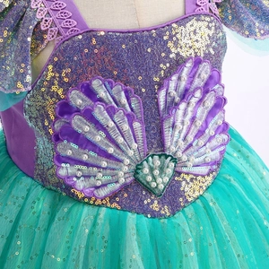 Détail d'une robe de sirène pour fille avec paillettes violettes et broderie de perles