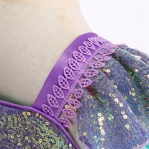 Détail de l'encolure de robe sirène à paillettes violettes avec dentelle et écailles brillantes