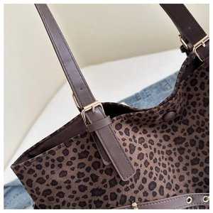 Détail du sac léopard avec bandoulière réglable en cuir marron et boucle dorée chic