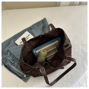 Grand sac cabas léopard montrant l'espace intérieur pour tablette, livres et parapluie