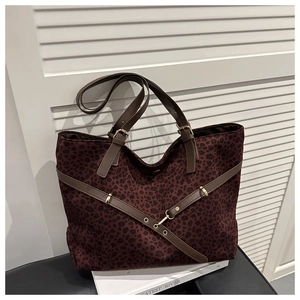 Détail du sac cabas imprimé léopard bordeaux avec bandoulière réglable en cuir marron