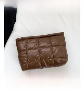 Vue détaillée du tissu en nylon matelassé marron avec une texture bouffante brillante